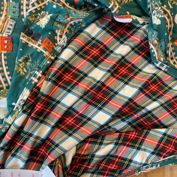 Posh Peanut Marqui Wyatt Green and Red Patoo Blanket EUC - Picture 3 of 4